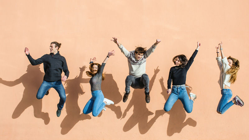 Bild mit Jugendlichen, die in die Luft springen